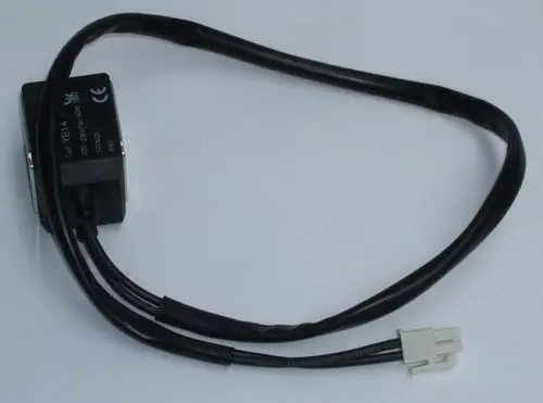 Daikin elektrische Spule mit zwei Kabeln, einem schwarzen Stecker und einem weißen Stecker, für den Einsatz in Heizsystemen.